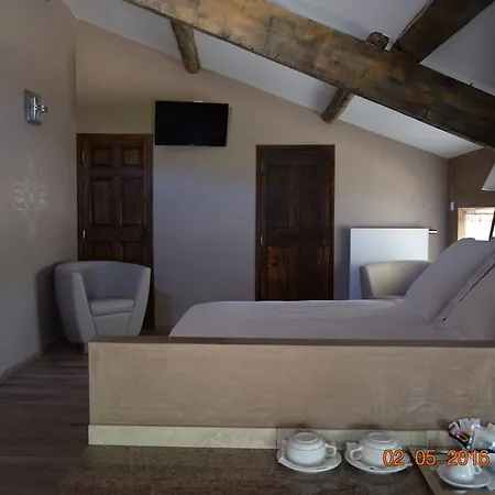 Chambres D'hotes La Ferme Du Gros Noyer Bed and Breakfast